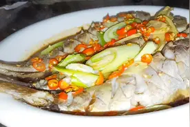 在家就可以做出肉嫩味鲜的清蒸鱼，微波炉就可以，大厨教您用调料视频封面