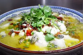 大厨教你酸菜鱼的正确做法，鱼片鲜香滑嫩，酸菜清脆爽口！