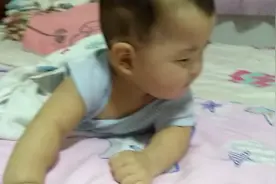 7个月宝宝突然会玩舌头了，哒哒响，玩的不亦乐乎，口水成河了！