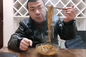 糖尿病大姚用隔夜的羊肉火锅下面吃，味道是不错但餐二也扛不住！视频封面