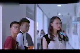 美女教师穿着白色连衣裙，踩着白色高跟鞋，走在路上同学们看呆了视频封面