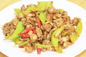 半斤鸡胗，两个尖椒这样的做法最美味，超级下饭哦！视频封面