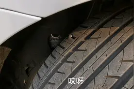 刚买的新车仪表盘上提示胎压异常，结果轮胎被钉子扎了，太心疼视频封面