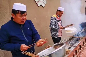 感受新疆第一春，要到吐鲁番托克逊杏花村，看看热闹的游人就知道视频封面