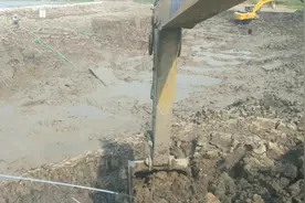 看看挖机是怎么开的