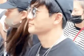 我们被骗了！苏有朋与女助理穿情侣装还手挽手，两人感情不一般！