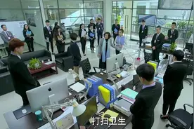 总裁儿媳被心机经理安排拖地，谁知婆婆大怒杀来公司，女经理惨了视频封面