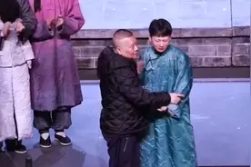 郭德纲偷偷去看郭麒麟演话剧，郭麒麟抱着老爸哭了，泪目视频封面