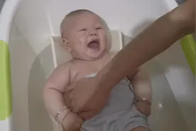 5个月宝宝泡澡   泡舒服了做出这样的表情视频封面