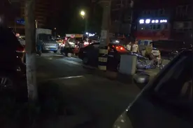 四川成都街头允许摆摊了，美食街餐馆实体店生意又恢复热闹啦视频封面