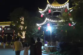 阜阳颍上管仲老街夜景，五彩斑斓，游人如织，怎一个美字了得视频封面
