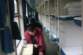 实拍定西开往郑州的火车，梅花一线去郑州了，卧铺车厢就是舒服啊