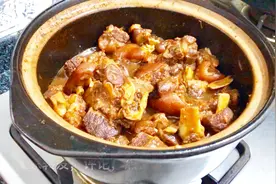 猪脚里加一盘李子，没想到这么好吃，酸甜开胃，多吃二碗饭