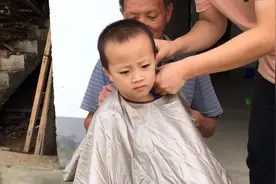 东哥第一次给3岁宝宝理发，宝宝直呼要理飞机头，看完这技术好吗视频封面