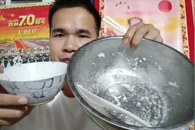 一个人在家里一碗蒸腐竹，一下子吃了4碗饭这也太能吃了吧！视频封面