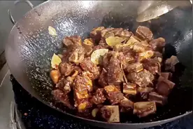 口味牛排怎么做好吃？带骨头的硬菜，味道好吃，肉香扑鼻视频封面