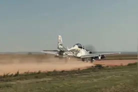 美国空军A-29AT-6于砂石跑道进行起降训练