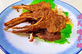 烤箱版“烤羊排”做法，这样做出来肉质鲜嫩多汁，既简单又好吃