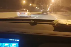 国庆十一长假凌晨3点的高速，看看堵不堵，感谢老公把我喊醒！