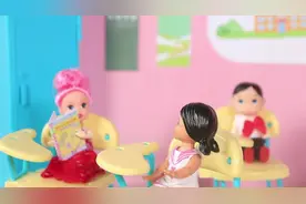 芭比小黑妞上课看课外书，被老师抓了个现行，老师怎么惩罚她呢？视频封面