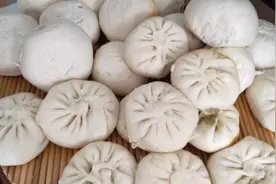 辛姐教你蒸馒头包子时怎样就不沾笼布视频封面