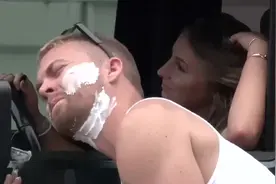 国外爆笑街头恶搞：男子莫名跑到路人车旁剃胡子，司机反应真搞笑视频封面