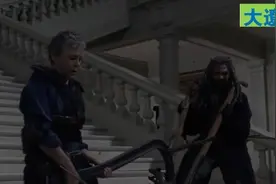 玻璃栈道下面全是丧尸，忽然玻璃炸裂啦视频封面