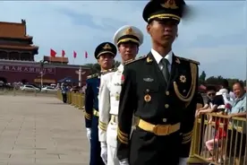仪仗兵三种不同颜色的军装，寓意也不同，气质太帅了！
