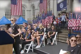 纽约举行大游行庆祝美国女足夺冠 副队长大赞队员视频封面