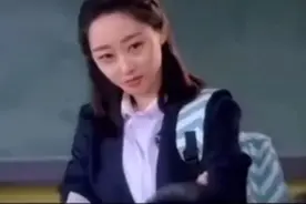 班花穿小短裙上课，男生们都看呆了，没想到老师一出场直接碾压视频封面