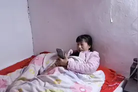 打工夫妻在潮州，老婆下班就躺床上了，看老公怎么做的逗老婆开心