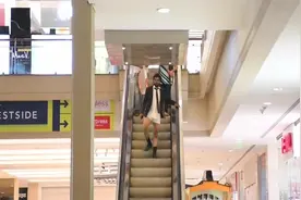 外国二货小伙，穿西装配条短裤衩就出门了，路人直接忍不住笑喷！视频封面