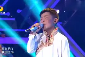 中国新声代：英俊小男孩，献唱一首《爸爸妈妈》，唱出心中柔情！