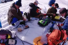 在新疆的雪山中：上厕所如何对暗号你知道吗