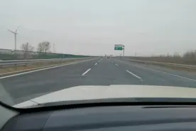 自驾天津市滨海新区的荣乌高速上，两侧六车道好风景在路上慢点。