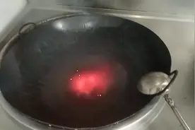 炒锅用久了有黑点？酒店大厨教您烧锅，厨师必备技能，看了你就懂