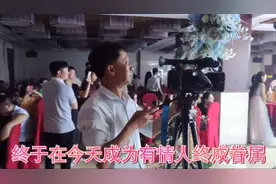 伊对追随10年恋情的恋人。今天走进婚姻的殿堂！有情人终成眷属！视频封面