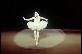 1956版《天鹅之死》，俄罗斯芭蕾女神乌兰诺娃绝美演绎！视频封面