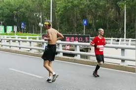 42公里马拉松全程倒着跑，这位大叔也是厉害了