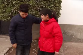 丈夫总穿妻子的高跟鞋，妻子藏起来偷看，瞬间泪目了