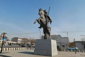 自驾河北省石家庄市正定县的古长城景区，有骑马雕像古城墙环境好