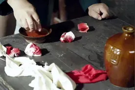 老太太刚求佛祖保佑，手中的佛珠就断了视频封面