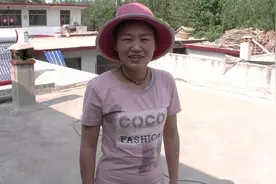 在农村夏季，房内犹如汗蒸房，难以度日只能靠这种方法降温