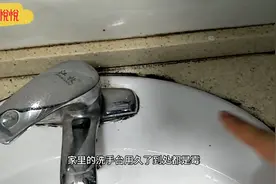去除洗手台旁边的黑霉斑，您只需给他做一个面膜，就可以轻松搞定
