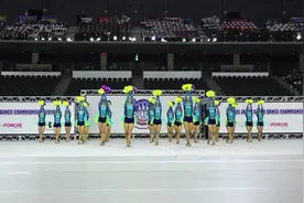 色彩斑斓啦啦队，服装花球搭配可以借鉴视频封面