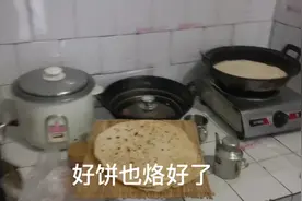早上夫妻俩配合默契一个烙饼，一个打豆浆，同时进行！视频封面