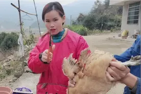 农村宝妈杀鸡轻松去毛全过程
