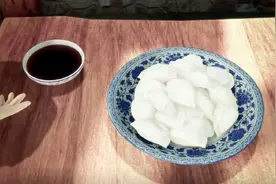 熊出没：光头强回想起小时候妈妈给他做饺子蘸醋，好吃又暖和