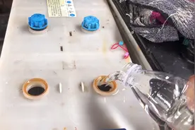 用太阳能充电板充电的水电瓶一年后缺水严重，小伙直接加矿泉水视频封面