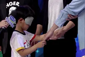 萌宝蒙眼识爸爸，只让摸手的话，他还能认出那个是爸爸吗？视频封面